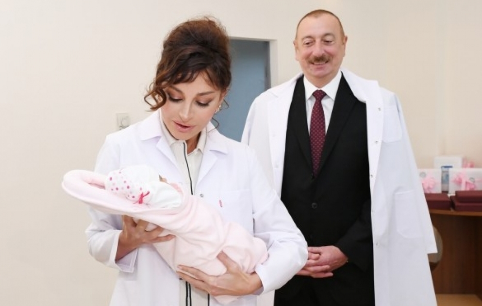 Prezident İlham Əliyev və birinci xanım Mehriban Əliyeva Azərbaycanın 10 milyonuncu sakininin valideynləri ilə görüşüblər  YENİLƏNİB VİDEO