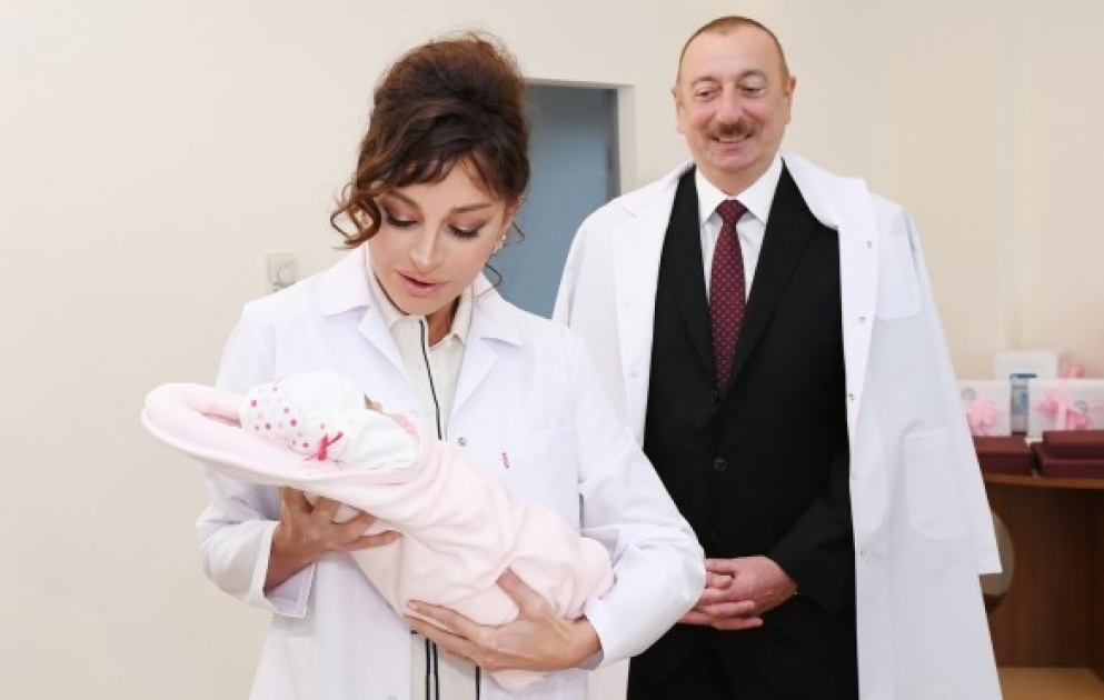 President Ilham Aliyev and first lady Mehriban Aliyeva met with parents of Azerbaijan’s 10 millionth citizen VIDEO