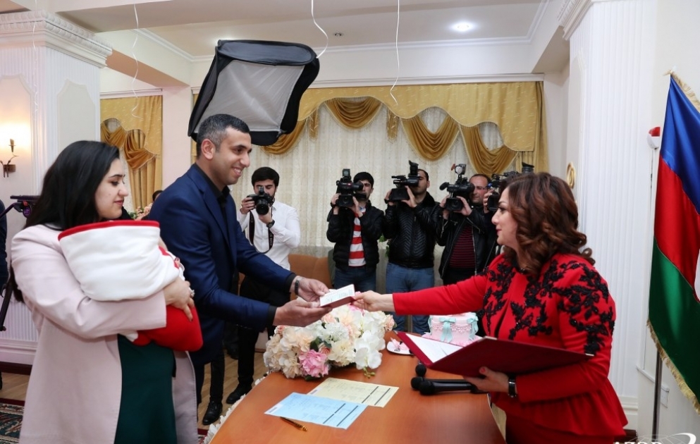 Birth certificate presented to parents of Azerbaijan’s 10 millionth citizen VIDEO