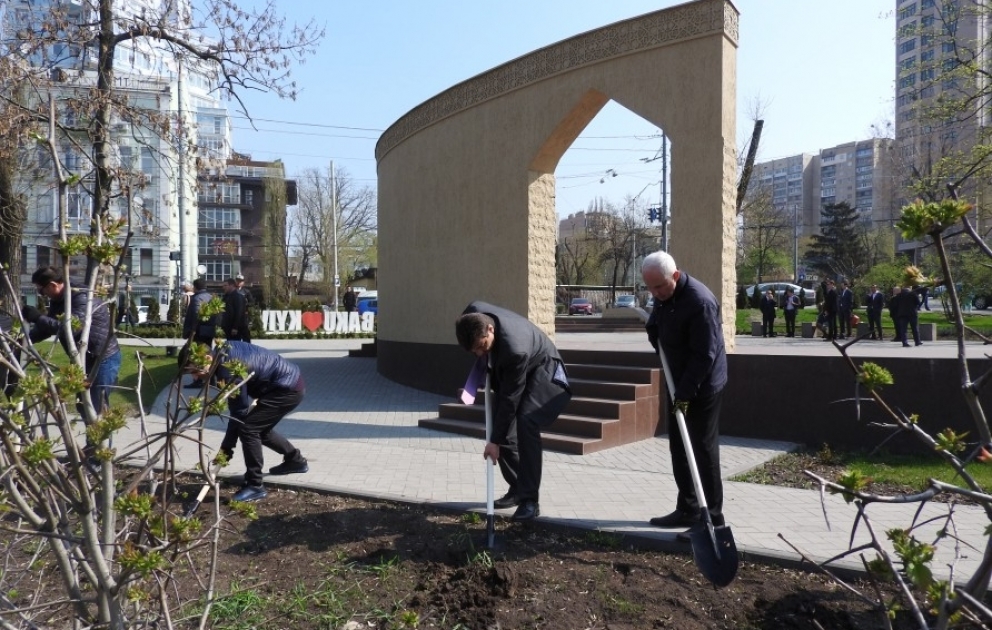 В Киеве прошла акция по посадке деревьев в связи с 100-летием азербайджанской дипломатии ВИДЕО