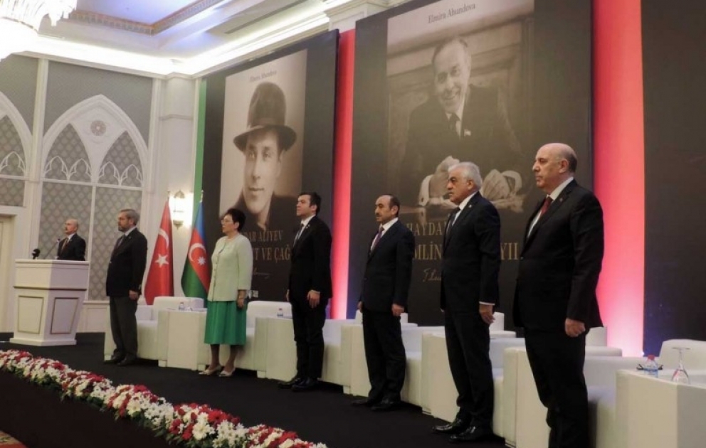 Xalq yazıçısı Elmira Axundovanın ulu öndər Heydər Əliyev haqqında üçcildliyinin Ankarada təqdimatı olub VİDEO