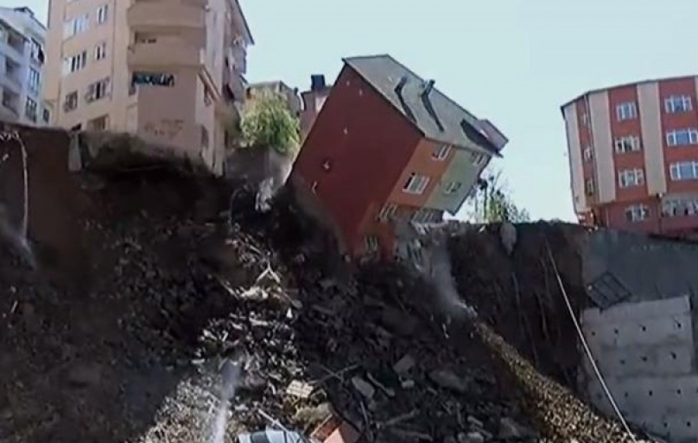 İstanbulun Kağıthane rayonunda bina çöküb VİDEO