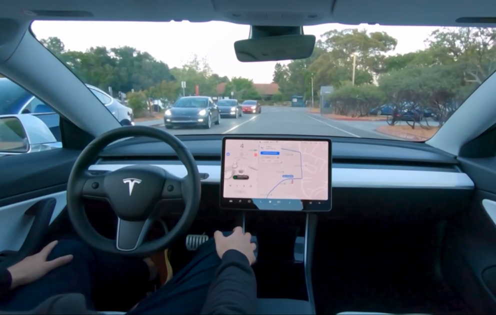 “Tesla” öz avtopilot sisteminin necə işlədiyini nümayiş etdirib VİDEO