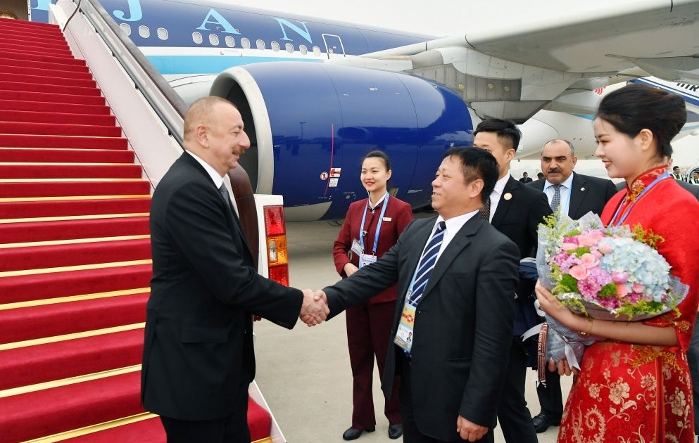 Präsident Ilham Aliyev zu Besuch in China eingetroffen VIDEO