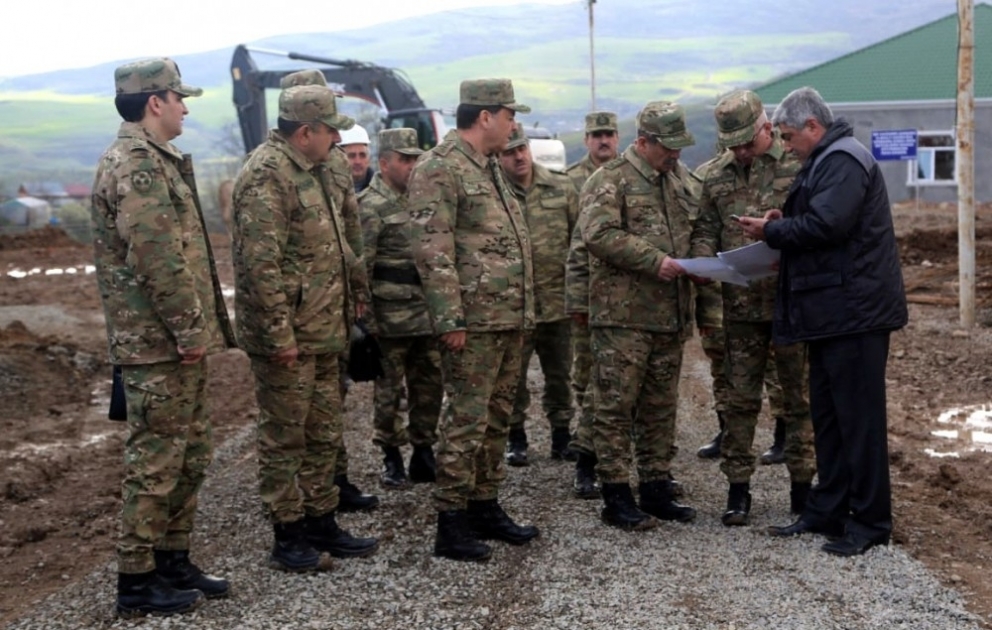 Cəbhəboyu zonada tikintisi davam etdirilən hərbi obyektlərdə inşaat işlərinin gedişi yoxlanılıb VİDEO