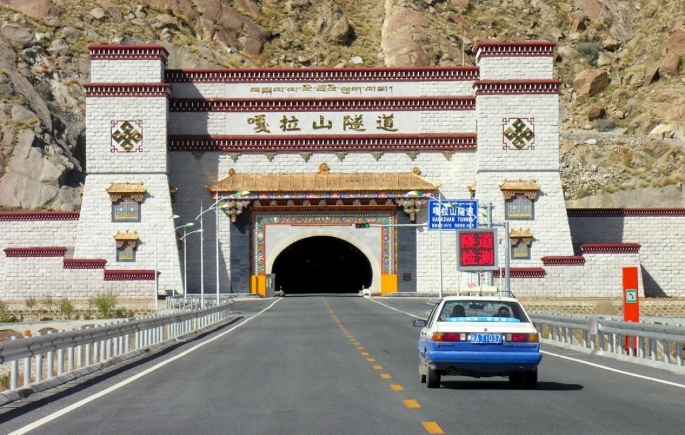 Çində dünyanın ən yüksəkdə yerləşən avtomobil tuneli istifadəyə verilib VİDEO
