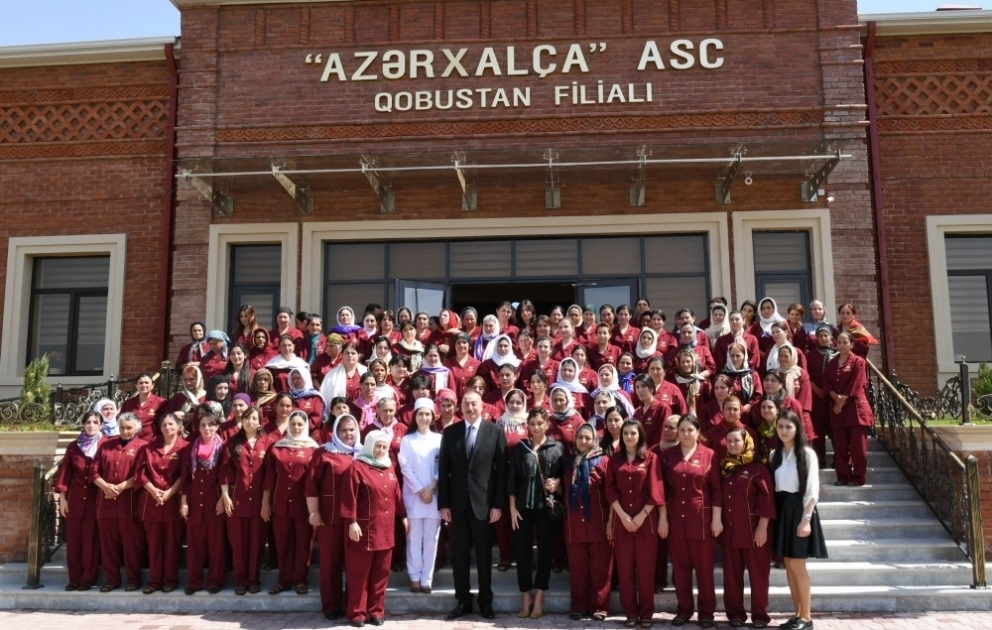 “Azərxalça” Açıq Səhmdar Cəmiyyətinin Qobustan filialının açılışı olub  Prezident İlham Əliyev və birinci xanım Mehriban Əliyeva açılışda iştirak ediblər YENİLƏNİB 3 VİDEO