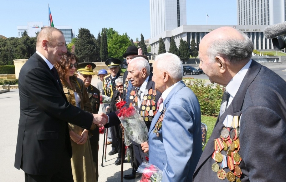 Le président Ilham Aliyev a participé à la cérémonie organisée à l'occasion du Jour de la Victoire à Bakou VIDEO