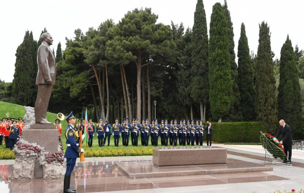 Prezident İlham Əliyev Fəxri xiyabanda ulu öndər Heydər Əliyevin məzarını ziyarət edib YENİLƏNİB VİDEO