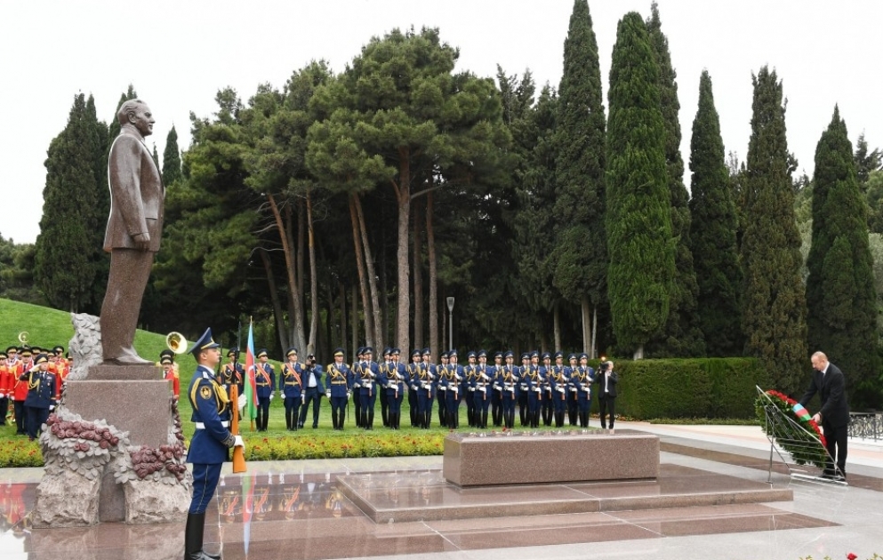 President Ilham Aliyev visited grave of national leader Heydar Aliyev VIDEO