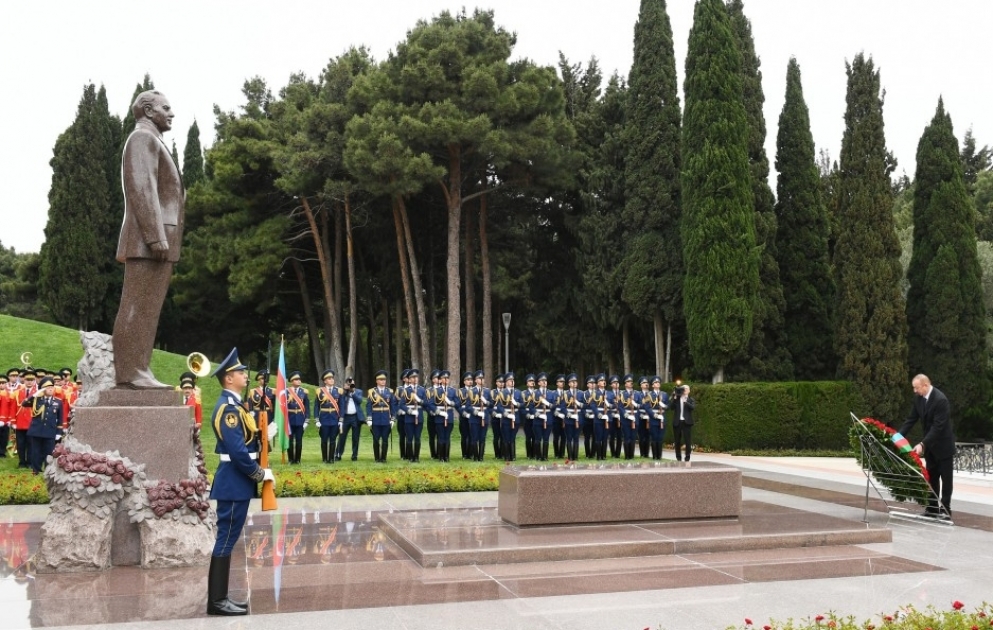 Le président Ilham Aliyev s’est recueilli devant la tombe du leader national Heydar Aliyev VIDEO