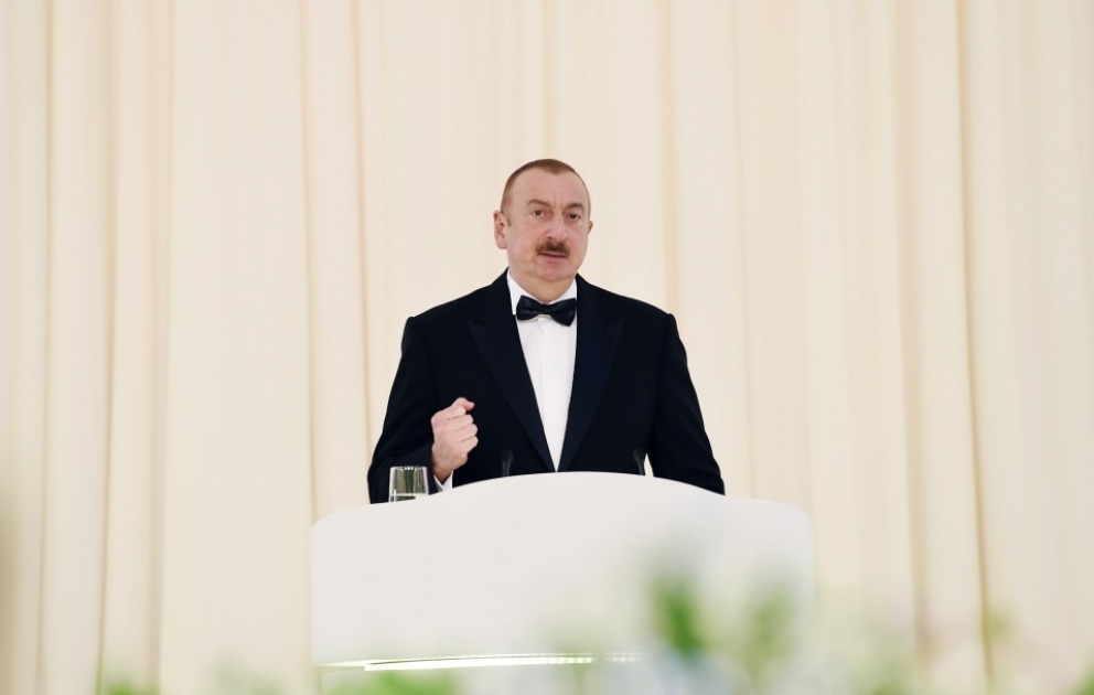 Ümummilli lider Heydər Əliyevin anadan olmasının 96-cı ildönümünə və Heydər Əliyev Fondunun yaradılmasının 15 illiyinə həsr olunmuş təntənəli mərasim keçirilib  Azərbaycan Prezidenti İlham Əliyev və birinci xanım Mehriban Əliyeva mərasimdə iştirak ediblər YENİLƏNİB 2 VİDEO