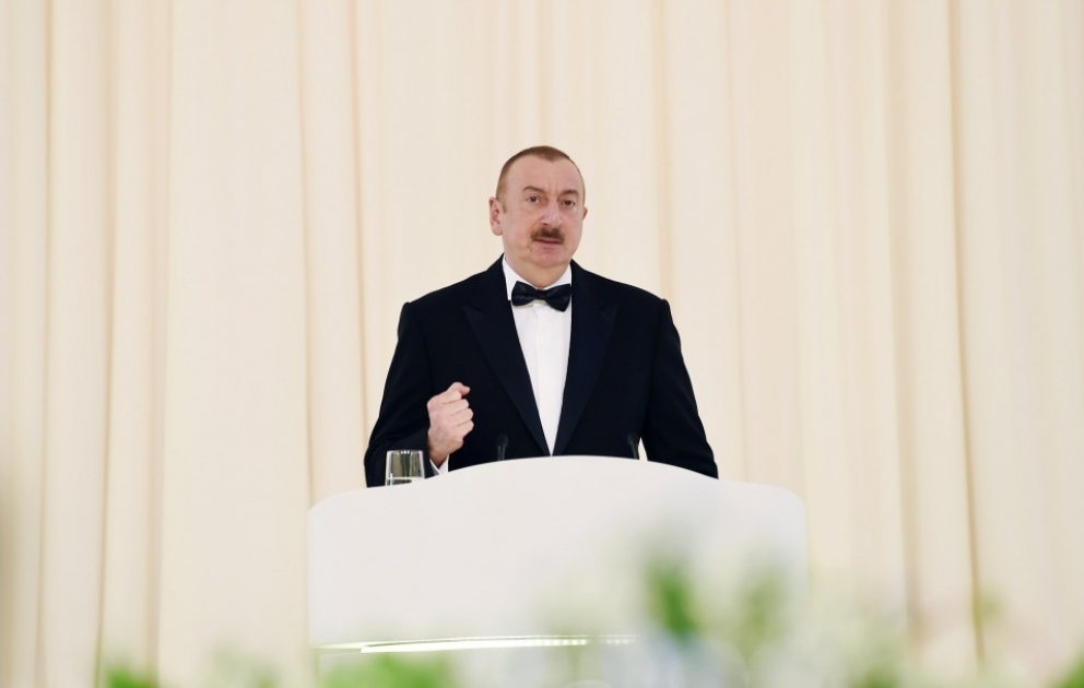 Cérémonie solennelle consacrée au 96e anniversaire de la naissance d’Heydar Aliyev et au 15e anniversaire de la création de la Fondation Aliyev  Le président Ilham Aliyev et la première dame Mehriban Aliyeva ont participé à la cérémonie VIDEO