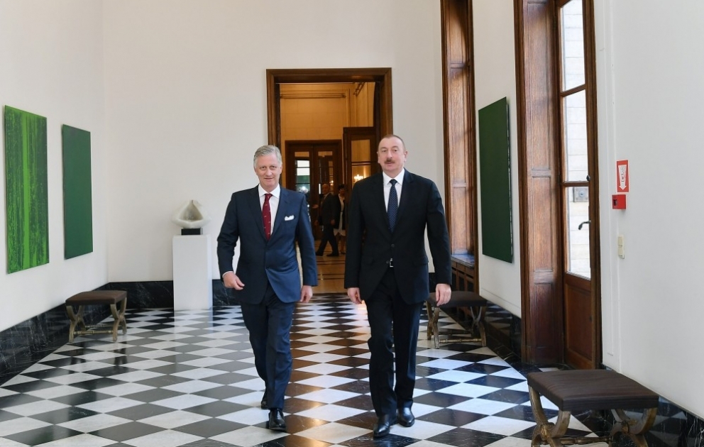 Präsident Ilham Aliyev trifft König der Belgier Philippe in Brüssel VIDEO