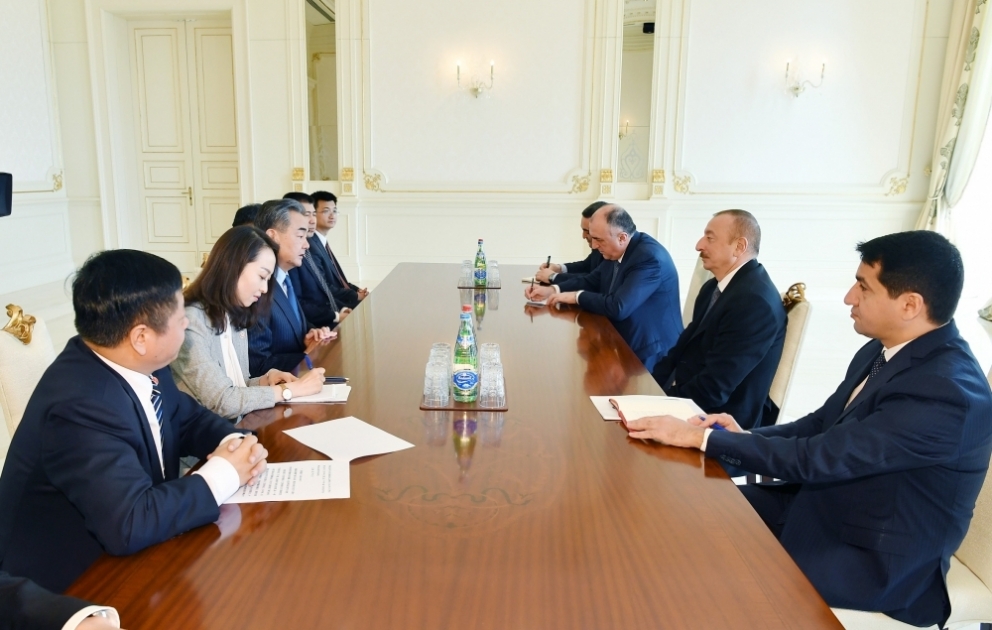 Le président Ilham Aliyev reçoit une délégation menée par le ministre chinois des Affaires étrangères VIDEO