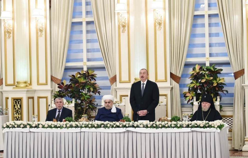 Präsident Ilham Aliyev nimmt an Iftar-Zeremonie teil VIDEO