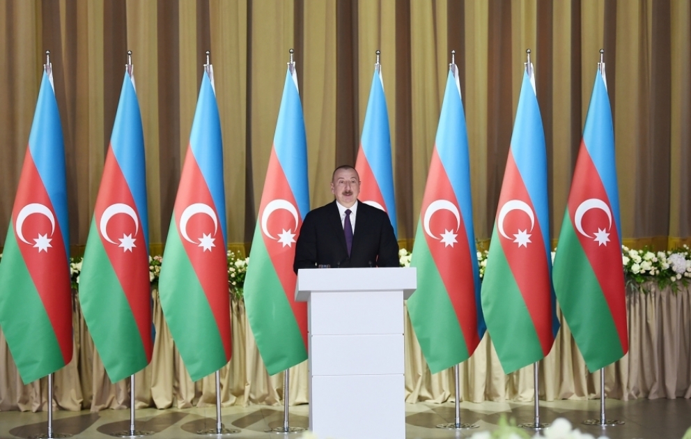 Präsident Ilham Aliyev nimmt am offiziellen Empfang zum Tag der Republik teil VIDEO