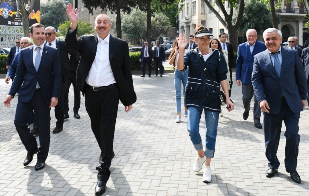 Präsident Ilham Aliyev promeniert durch Küsten-Nationalpark VIDEO