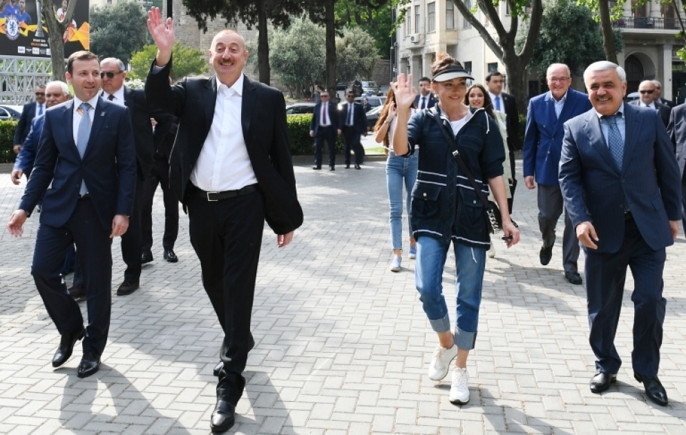 Le président Ilham Aliyev s'offre une promenade dans le Parc national en bord de mer VIDEO
