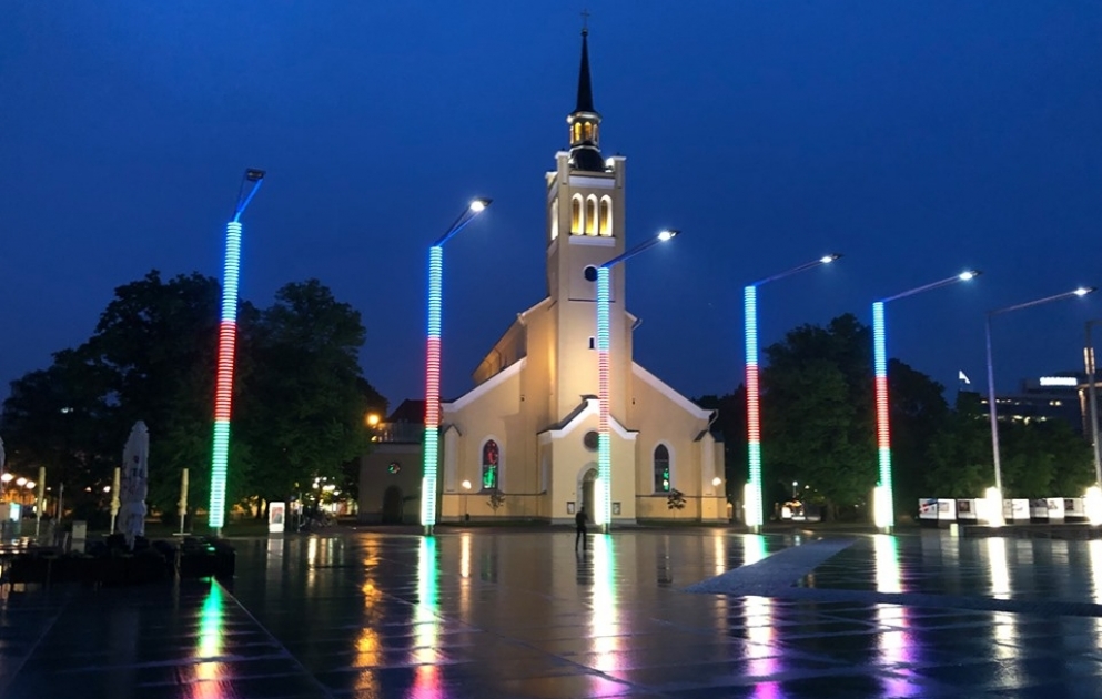 Tallinn şəhərinin əsas meydanının fənərləri Azərbaycan bayrağının rənglərində işıqlandırılıb VİDEO