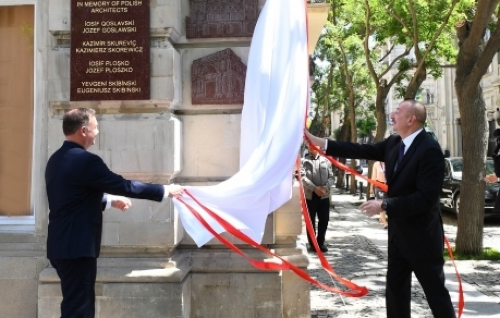 Bakıda Polşa memarlarının xatirəsinə həsr edilən lövhələrin açılış mərasimi olub  Azərbaycan Prezidenti İlham Əliyev və Polşa Prezidenti Andjey Duda mərasimdə iştirak ediblər VİDEO