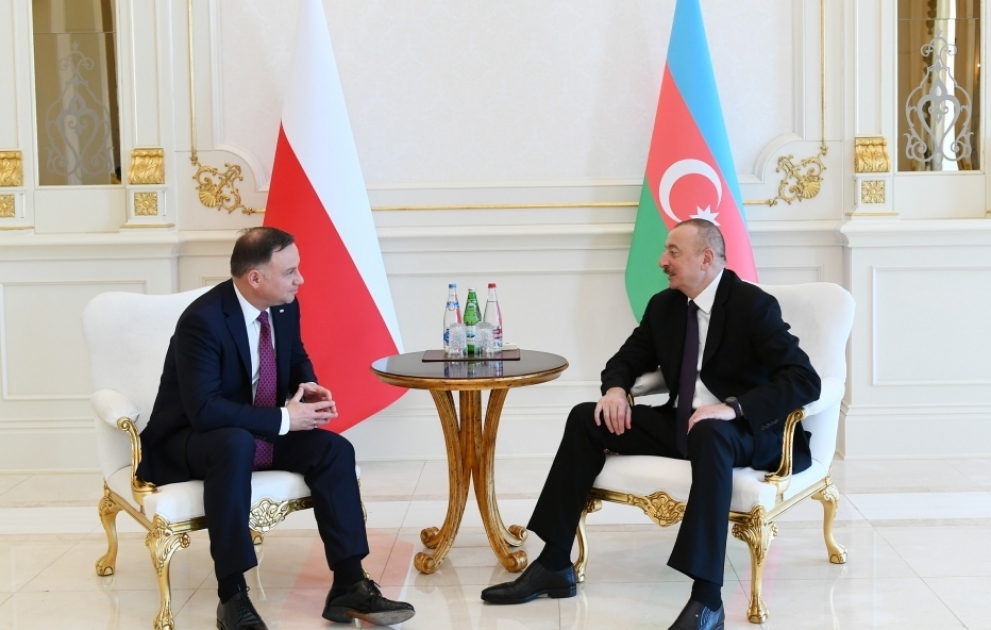 Präsident Ilham Aliyev trifft sich mit Präsident Andrzej Duda zu Vieraugengespräch VIDEO