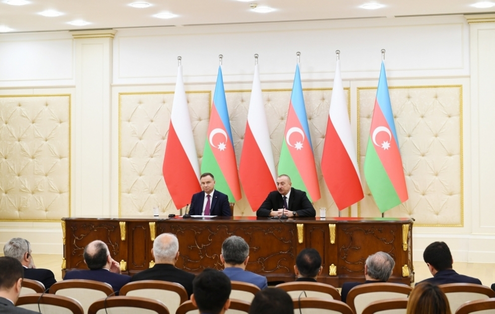 Präsident Ilham Aliyev und Präsident Andrzej Duda treten mit Presseerklärung auf VIDEO