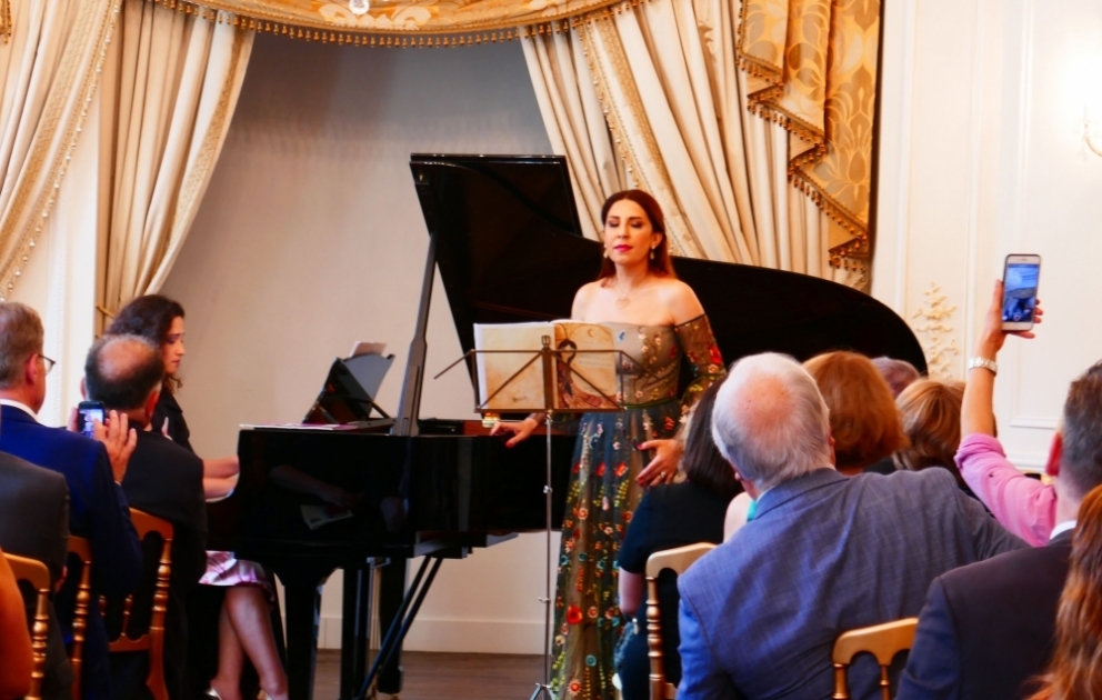 Parisdə Azərbaycan qadınına səsvermə hüququnun verilməsinin 100 illiyinə həsr edilmiş konsert olub VİDEO
