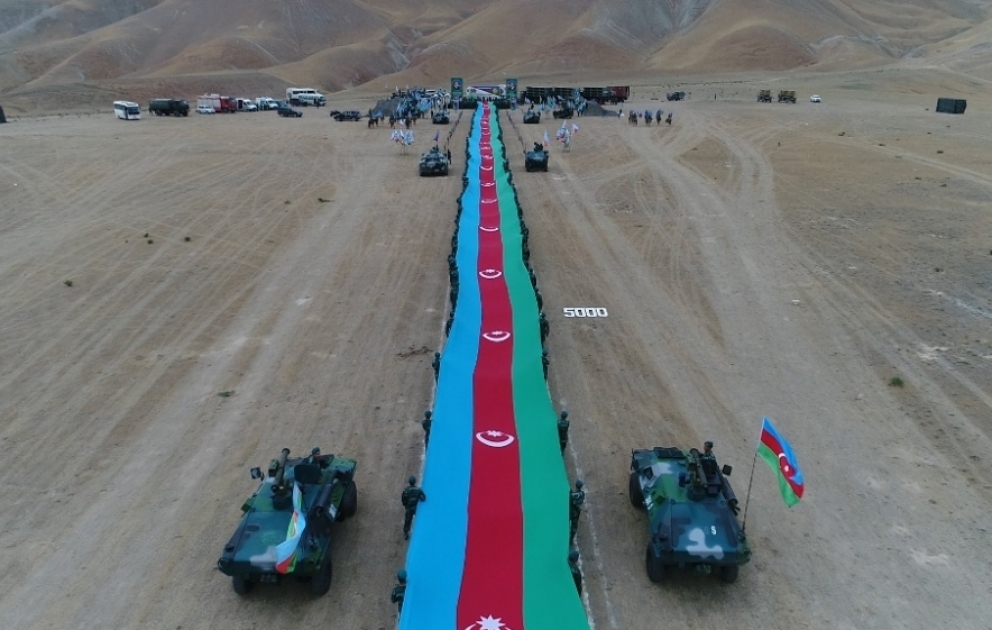 5100 metr uzunluğunda dövlət bayrağı ilə sərhədçi yürüşü VİDEO
