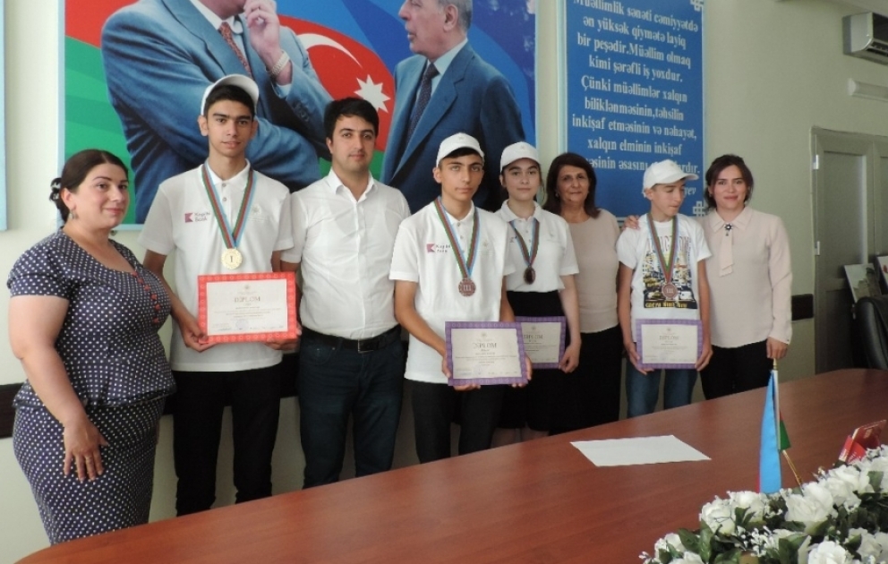 Respublika fənn olimpiadalarının qalibi olan xaçmazlı məktəblilər mükafatlandırılıb VİDEO