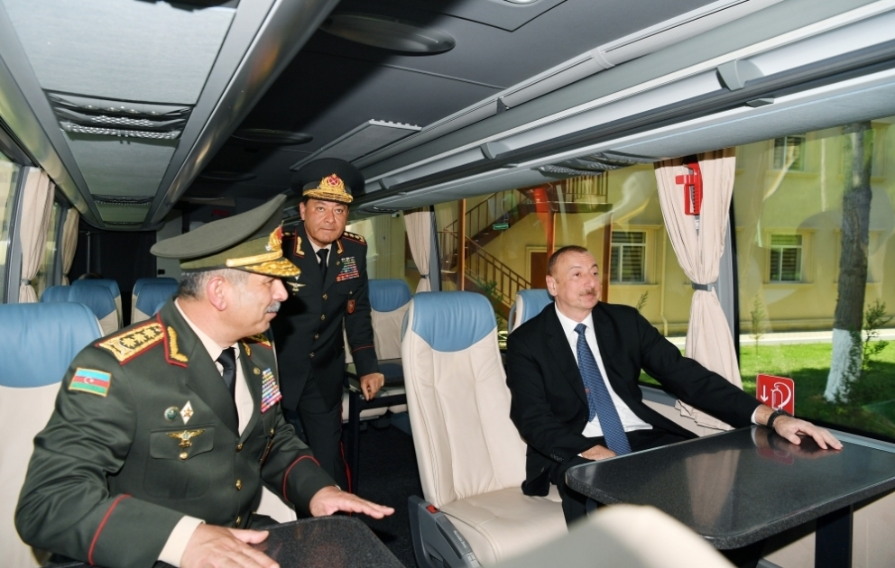 Präsident Ilham Aliyev besucht Militärlyzeum namens Dschämschid Nachitschewanski nach Rekonstruktion VIDEO