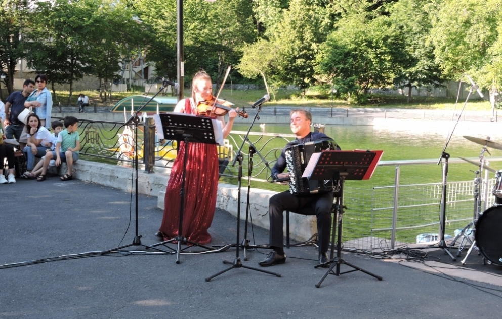 “İpək Yolu” festivalı çərçivəsində musiqisevərlərə rus instrumental kvintetinin konserti təqdim olunub VİDEO