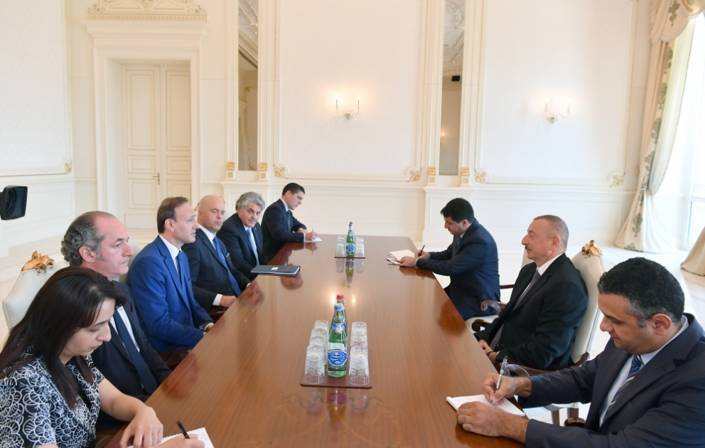 Präsident Ilham Aliyev empfängt italienische Delegation VIDEO