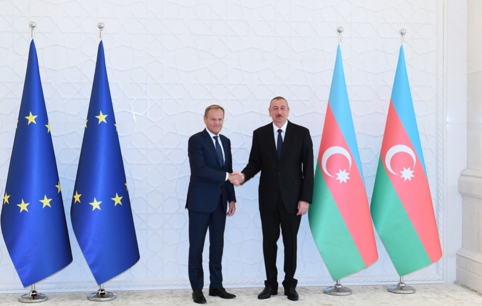 Präsident Ilham Aliyev trifft sich mit EU-Ratspräsident Donald Tusk zu Vieraugengespräch VIDEO