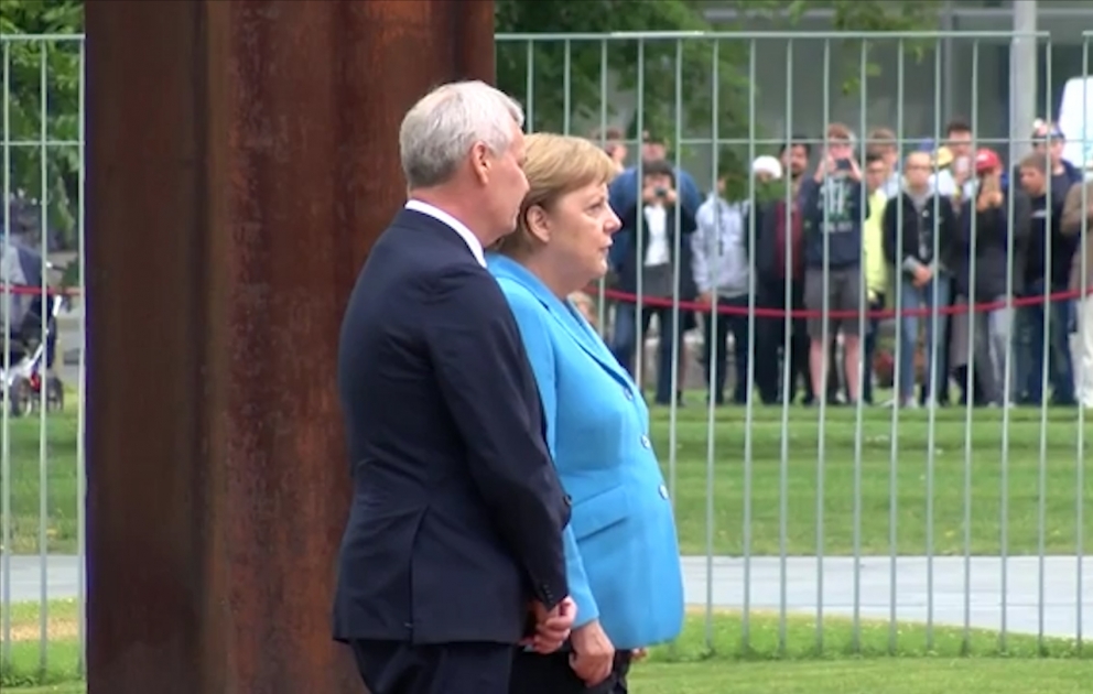 Angela Merkel Finlandiyanın Baş Naziri ilə görüş zamanı özünü pis hiss edib VİDEO
