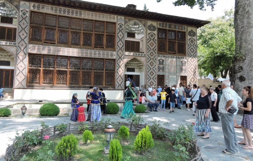 Yay mövsümündə Şəkiyə gələn turistlərin sayında xeyli artım müşahidə olunur VİDEO