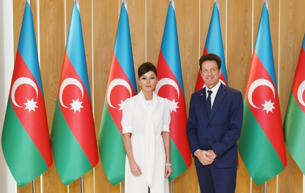 La première vice-présidente azerbaïdjanaise rencontre le président du MEDEF VIDEO
