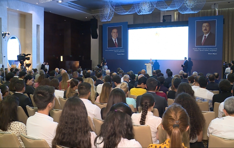 Ümummilli lider Heydər Əliyevin siyasi hakimiyyətə gəlişinin 50 illiyinə həsr olunmuş tədbir keçirilib VİDEO