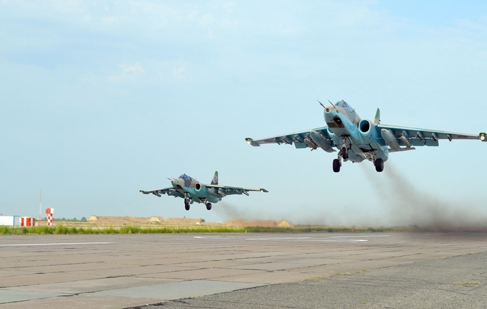 Hərbi Hava Qüvvələrinin Su-25 hücum təyyarələri döyüş atışlı uçuş məşqləri keçirib VİDEO