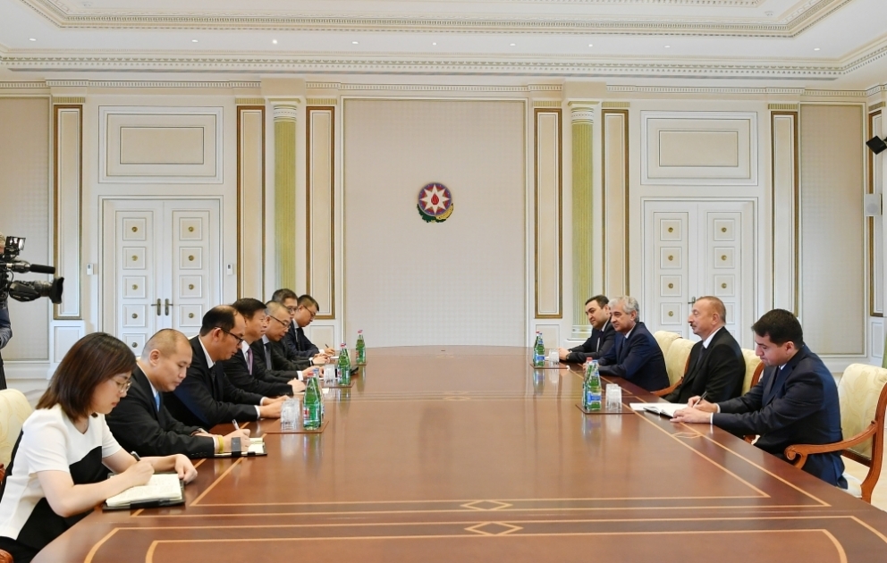 Präsident Ilham Aliyev empfängt chinesische Delegation VIDEO