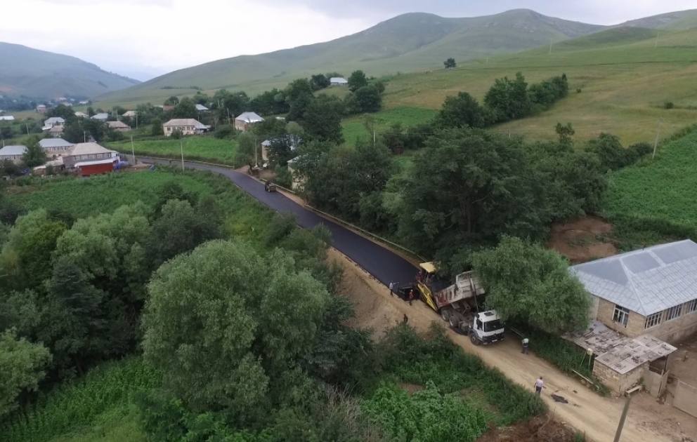 Gədəbəydə daha bir yol yenidən qurulur VİDEO