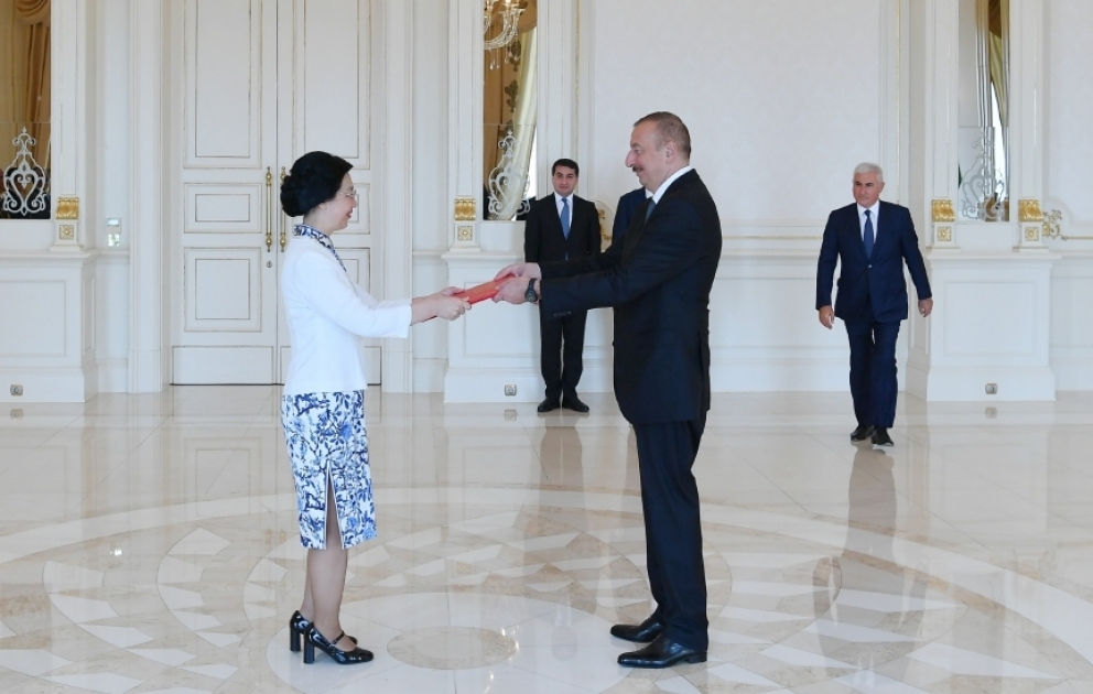 Prezident İlham Əliyev Çinin Azərbaycanda yeni təyin olunmuş səfirinin etimadnaməsini qəbul edib YENİLƏNİB VİDEO