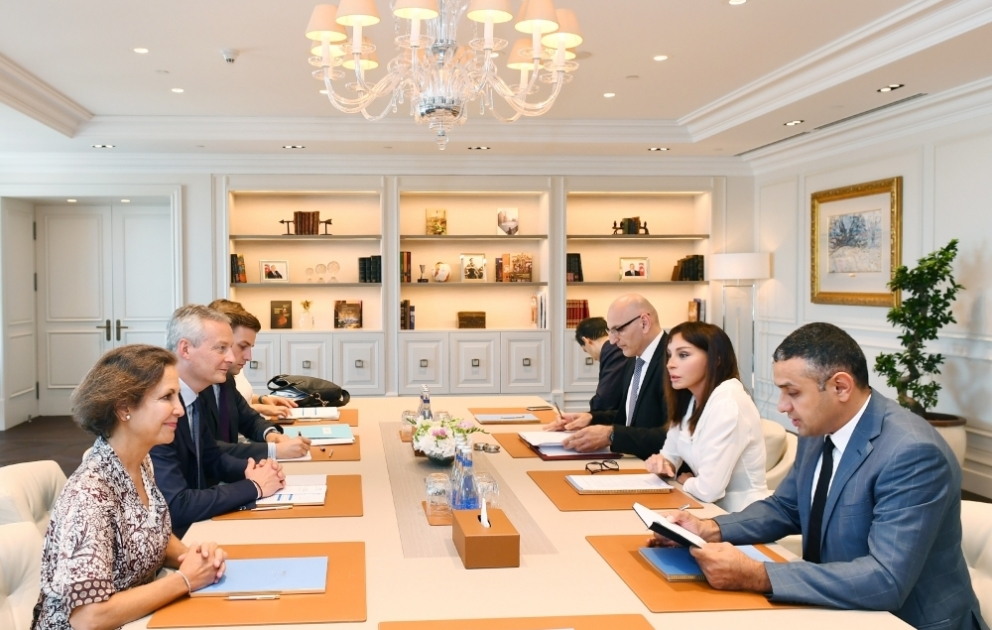 Erste Vizepräsidentin Mehriban Aliyeva trifft Frankreichs Wirtschaft- und Finanzminister VIDEO