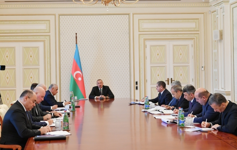 Réunion sur les questions socio-économiques auprès du président Ilham Aliyev VIDEO