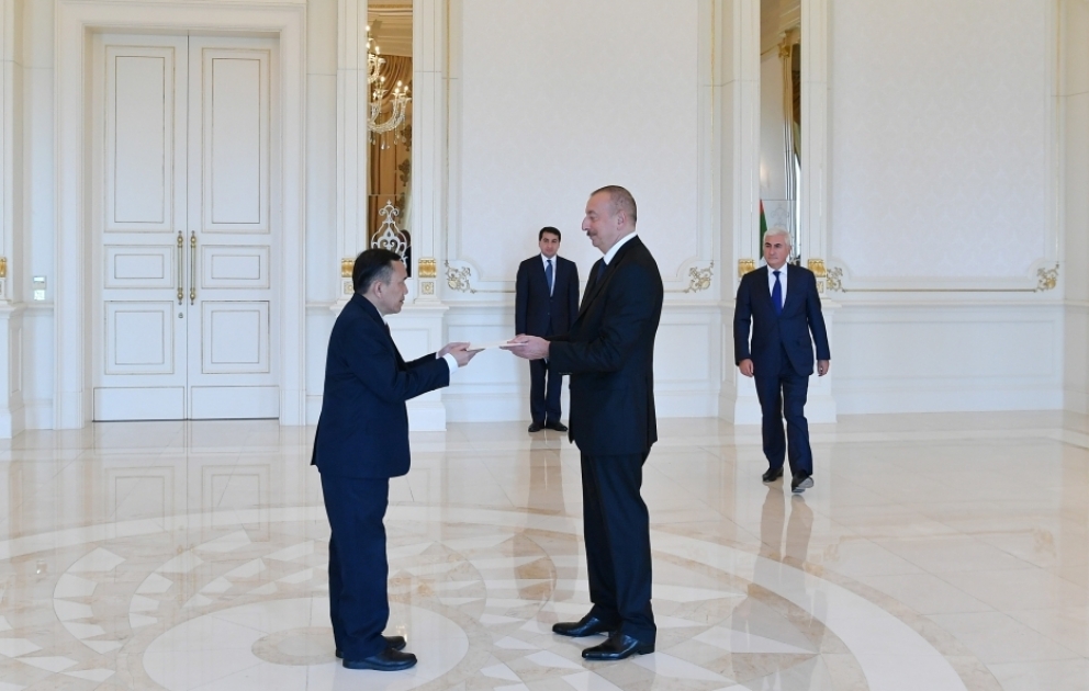 Neuer Botschafter von Laos überreicht Präsident Ilham Aliyev sein Beglaubigungsschreiben VIDEO