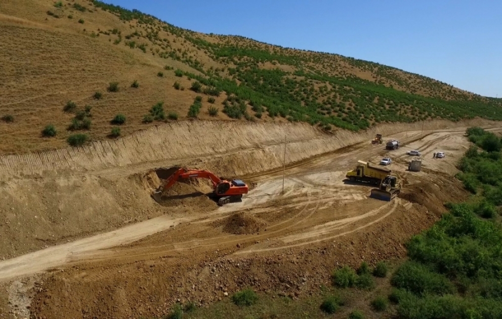 Şabran rayonunda 25 kilometrlik avtomobil yolu yenidən qurulur VİDEO
