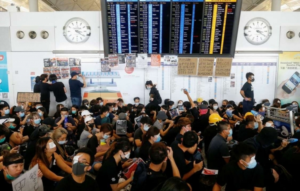 Honkonq aeroportundan bütün uçuşlar təxirə salınıb VİDEO