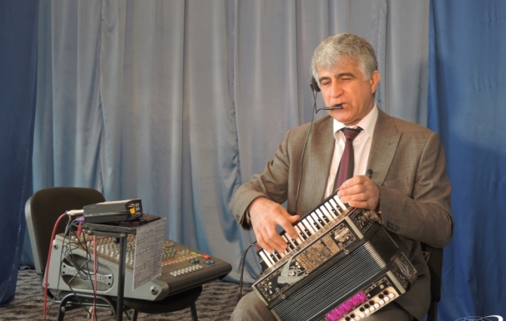 Müxtəlif musiqi alətlərinə aid 939 səs bir qarmonda - “Qurmanayzer” VİDEO