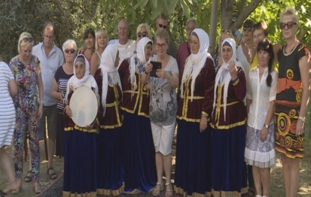 Polnische Touristen lernen Folklore von Lenkoran kennen VIDEO