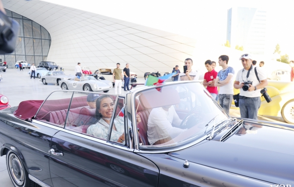 Azərbaycan Avtomobil Federasiyasının təşkilatçılığı ilə klassik avtomobillərin yürüşü və sərgisi keçirilib VİDEO